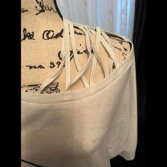 Chic Minimalist Face Line Art T-Shirt - Picture 2 of 3